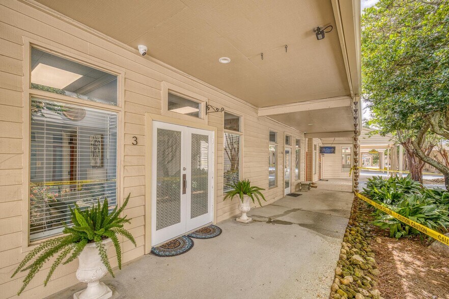 More Photos Of 913 Gulf Breeze Pky, Gulf Breeze General Retail For Sale