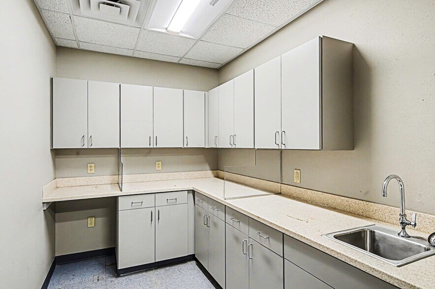 More Photos Of 2906 Washington Blvd, Belpre Medical For Sale