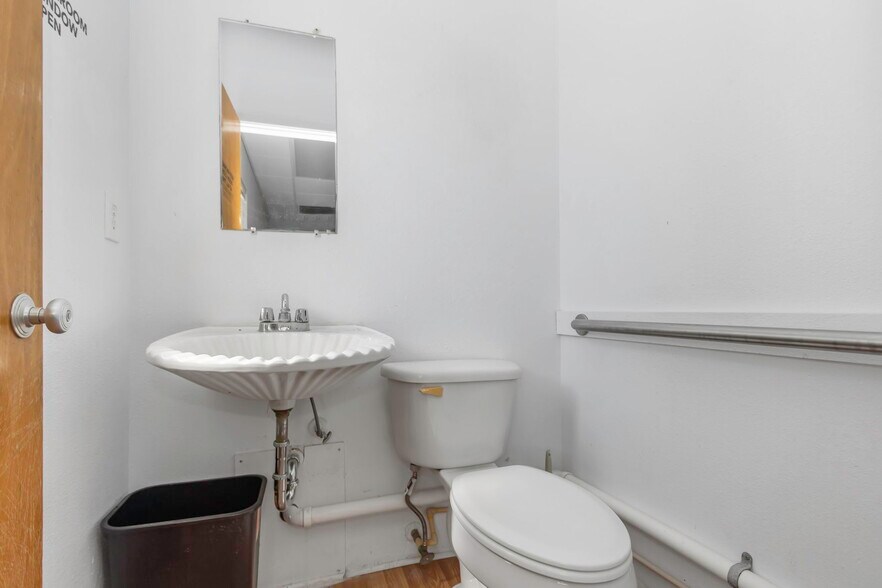 More Photos Of 1915 E Bay Dr, Largo General Retail For Sale