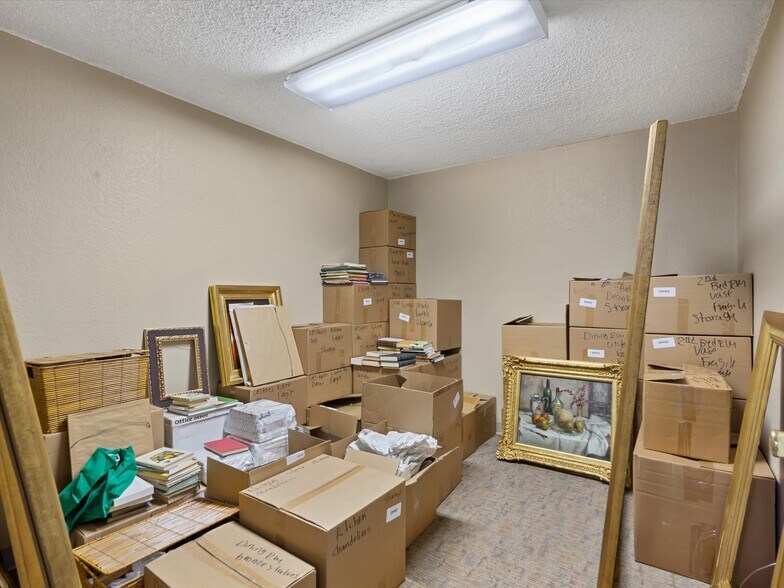More Photos Of 104 S Main St, Cleburne Office For Sale