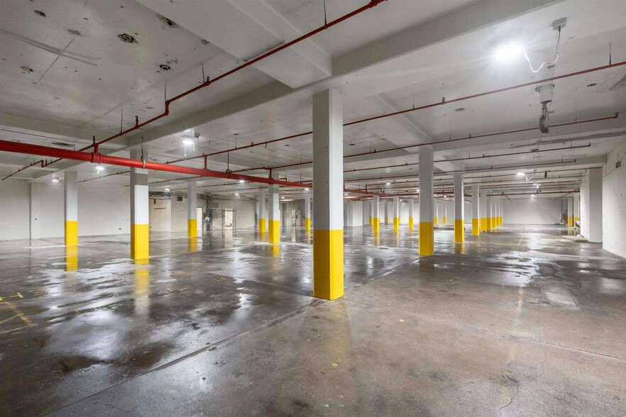 More Photos Of 2200 S 24th St, Omaha Warehouse For Lease