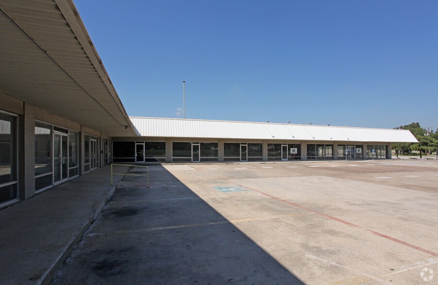 More Photos Of 2430-2436 Valley View Ln, Farmers Branch Unknown For Lease