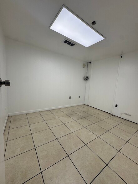 More Photos Of 11435 Rocket Blvd, Orlando Warehouse For Lease
