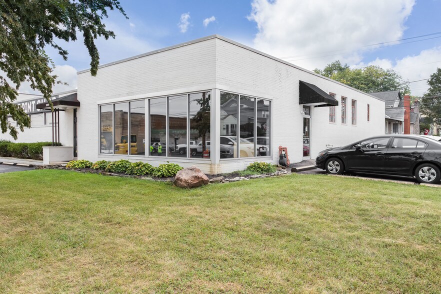 More Photos Of 1055 W 3rd Ave, Columbus Showroom For Lease