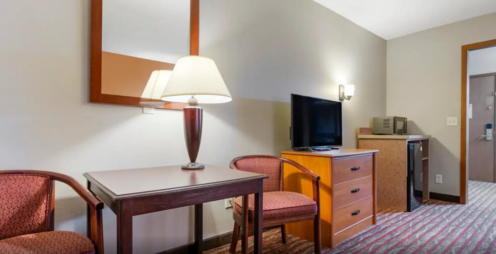 More Photos Of 2050 S US 41, Marquette Hotel For Sale