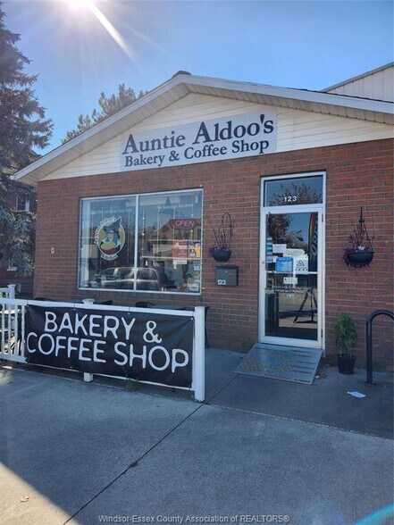 More Photos Of 123 County Road 34, Kingsville Restaurant For Sale