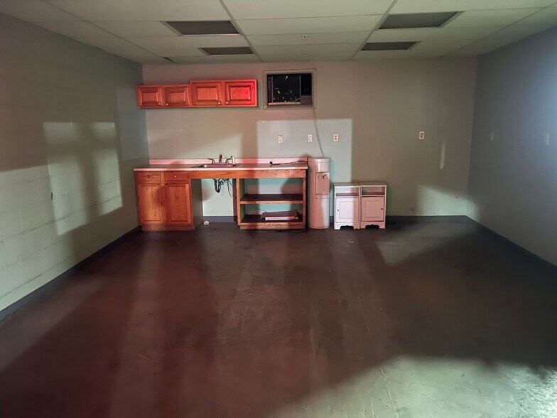 More Photos Of 44-49 Venner Rd, Amsterdam Manufacturing For Lease