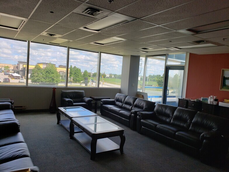 More Photos Of 100 Mural St, Richmond Hill Office For Sale