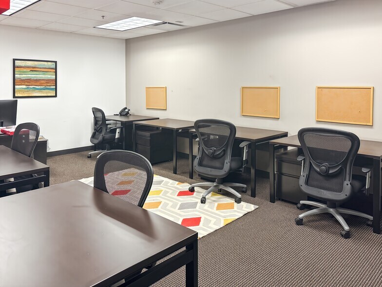 More Photos Of 41000 Woodward Ave, Bloomfield Hills Coworking Space