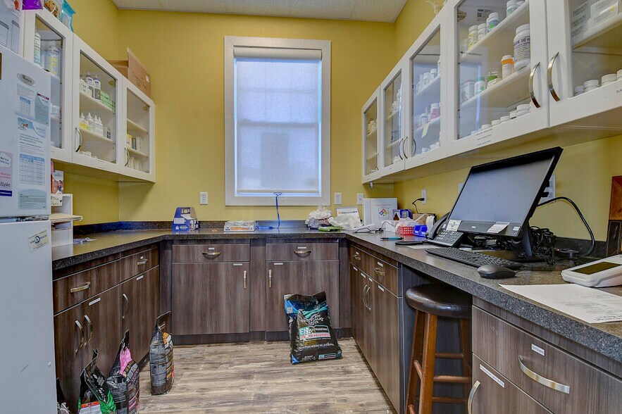 More Photos Of 9650 Shore Dr, Norfolk Veterinarian Kennel For Sale