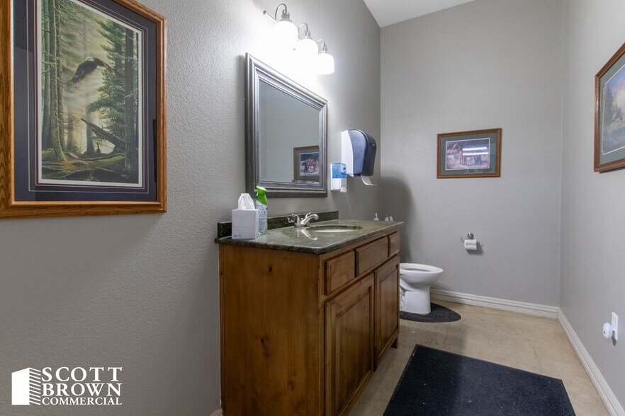More Photos Of 1212 W Sherman Dr, Aubrey Showroom For Lease