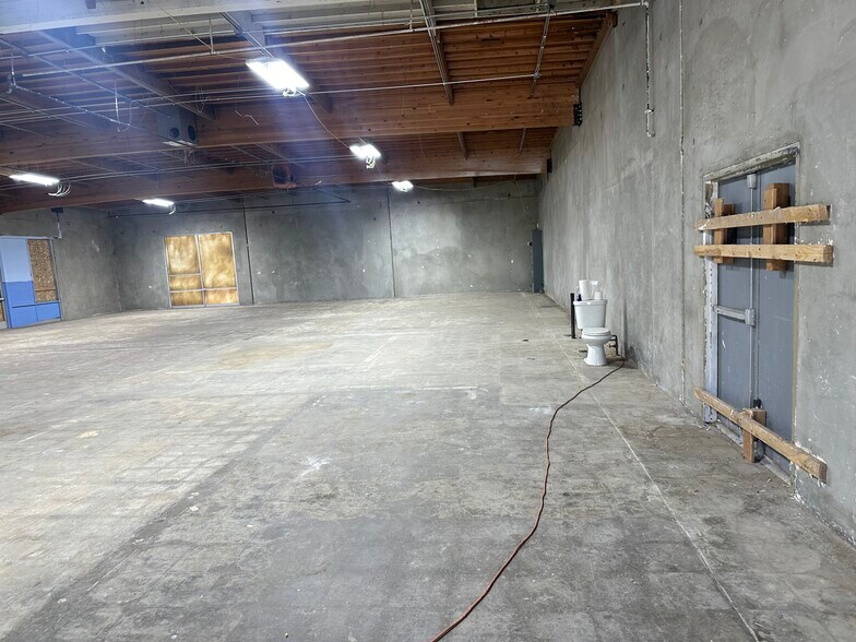 More Photos Of 15095 7th St, Victorville Light Distribution For Sale