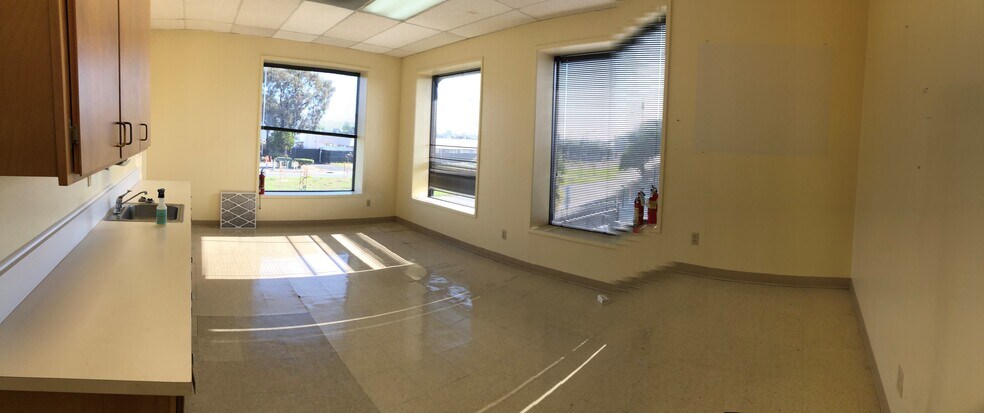 More Photos Of 7717 Edgewater Dr, Oakland Office For Sale