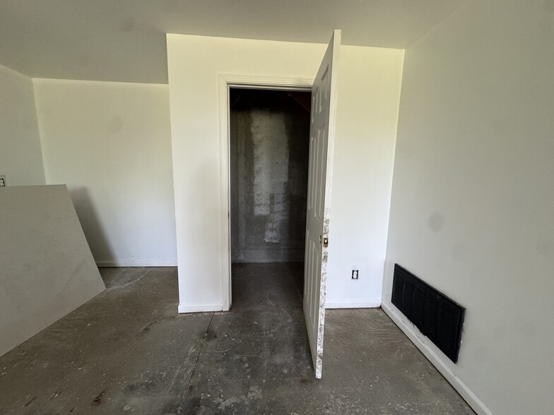 More Photos Of 13450 S Topeka Ave, Carbondale Apartments For Sale