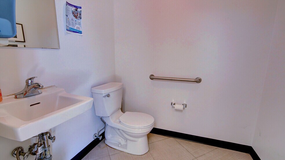 More Photos Of 2 Kings Hwy, Middletown Medical For Lease
