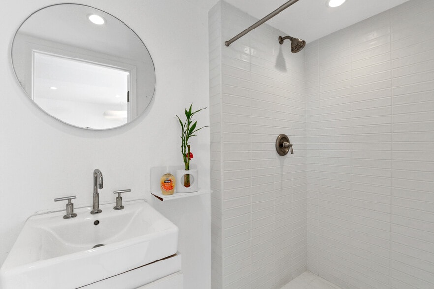 More Photos Of 1423 Abbot Kinney Blvd, Venice General Retail For Sale