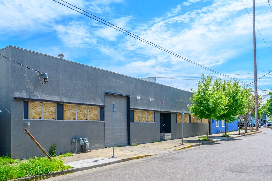 More Photos Of 2014 SE 9th Ave, Portland Warehouse For Sale