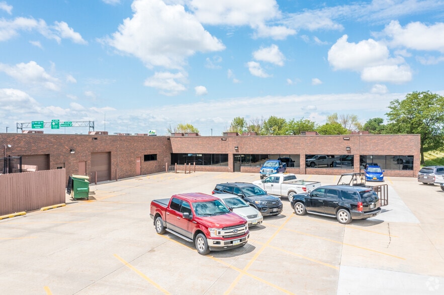More Photos Of 4300-4398 NW 114th St, Urbandale Flex For Lease
