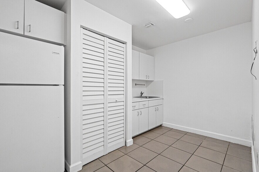 More Photos Of 6330 Manor Ln, South Miami Office For Lease