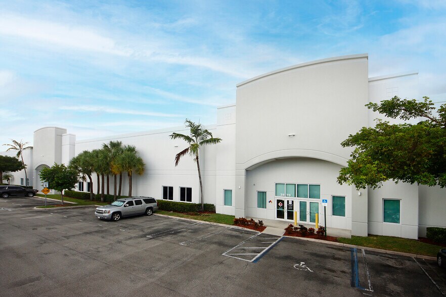 More Photos Of 3860-3890 Pembroke Rd, Hollywood Warehouse For Lease
