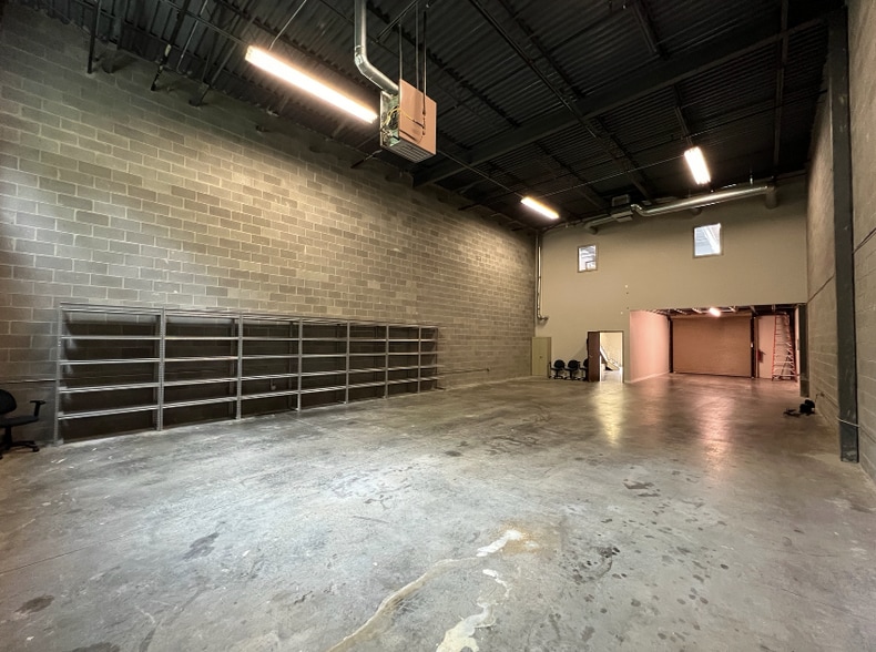More Photos Of 5292 Oakdale Rd SE, Smyrna Showroom For Lease