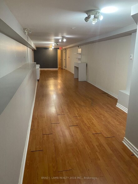 More Photos Of 803-805 Dundas St W, Toronto Storefront Retail Office For Lease