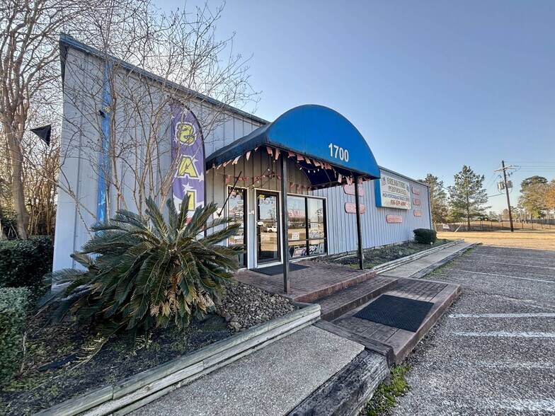 More Photos Of 1700 N Loop 336 E, Conroe Auto Repair For Lease