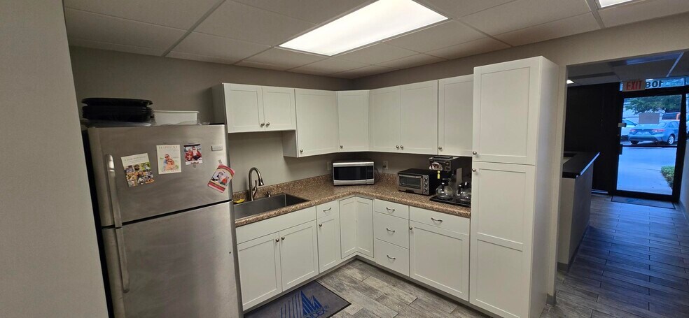 More Photos Of 3125 Ashley Phosphate Rd, North Charleston Showroom For Lease