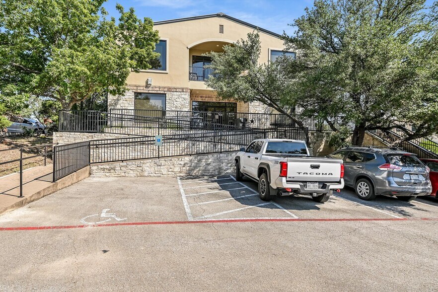 More Photos Of 7 Lakeway Centre Ct N, Lakeway Office For Lease