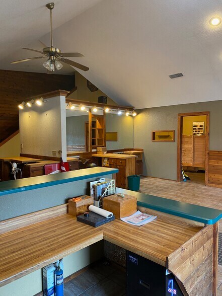 More Photos Of 8491 US Highway 281 N, Spring Branch Showroom For Sale