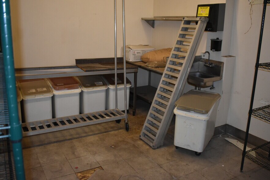 More Photos Of 7822 Salt Lake Ave, Cudahy Warehouse For Sale