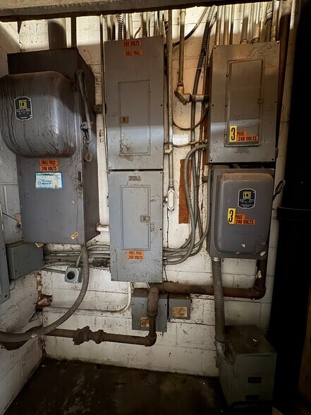 More Photos Of 901 E 9th St, Rochester Showroom For Sale