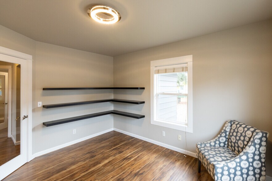 More Photos Of 1215 B St, Hood River Office For Sale