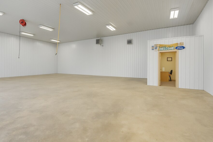 More Photos Of 2100 W Main St, Newcastle Flex For Sale