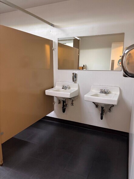 More Photos Of 4411 Rowland Ave, El Monte Distribution For Lease