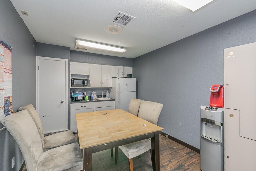 More Photos Of 2823 Kendale Dr, Dallas Medical For Sale