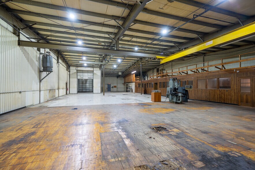 More Photos Of 42470 Executive Dr, Harrison Township Warehouse For Lease