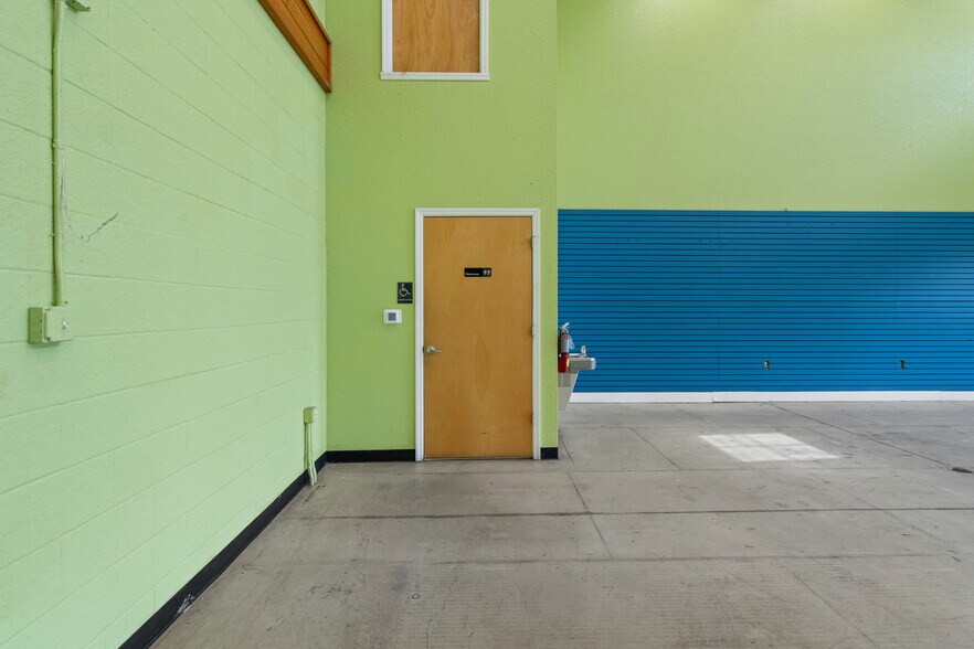 More Photos Of 410 S Hopkins Ave, Titusville Storefront For Lease