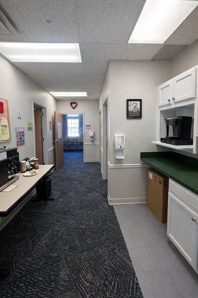 More Photos Of 1305 Corporate Dr, Hudson Medical For Lease