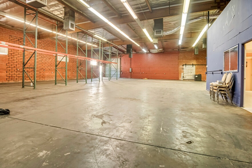 More Photos Of 13333-13345 Saticoy St, North Hollywood Warehouse For Lease