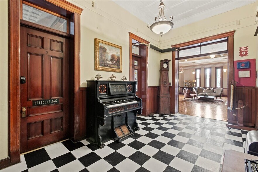 More Photos Of 49 Florida Ave, Amsterdam Hospitality For Sale