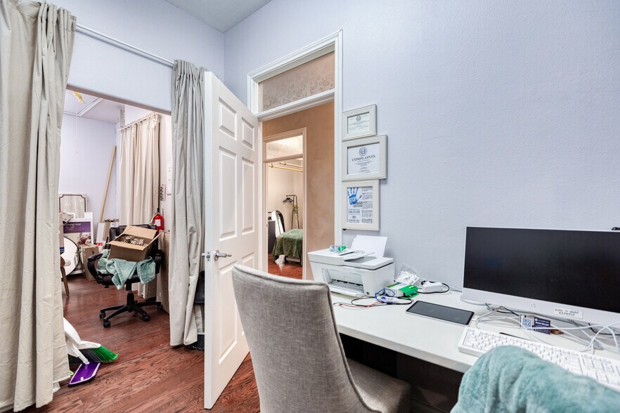 More Photos Of 12335 Hymeadow Dr, Austin Office For Sale