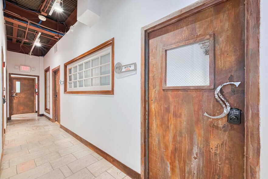 More Photos Of 1920 N Memorial Way, Houston Loft Creative Space For Lease