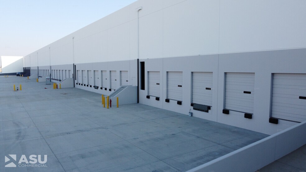 More Photos Of 2152 Coffee Rd, Bakersfield Distribution For Lease