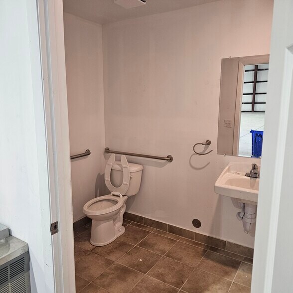 More Photos Of 925 Biscayne Blvd, Deland Airplane Hangar For Sale