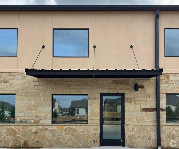 More Photos Of 401 S Chitalpa St, Leander Light Distribution For Lease