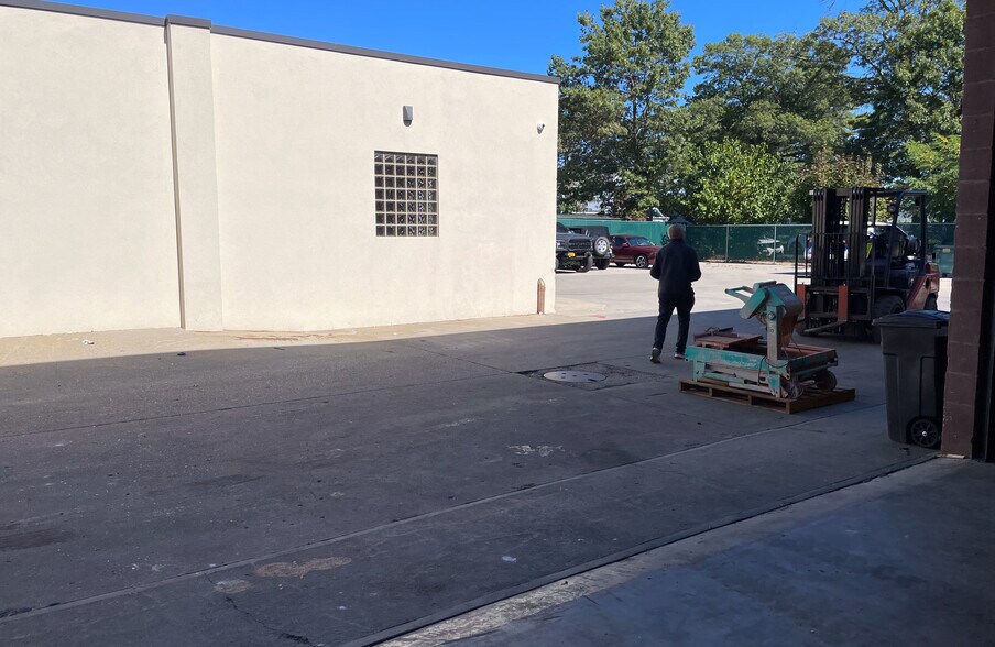More Photos Of 21 Deforest St, Amityville Warehouse For Lease
