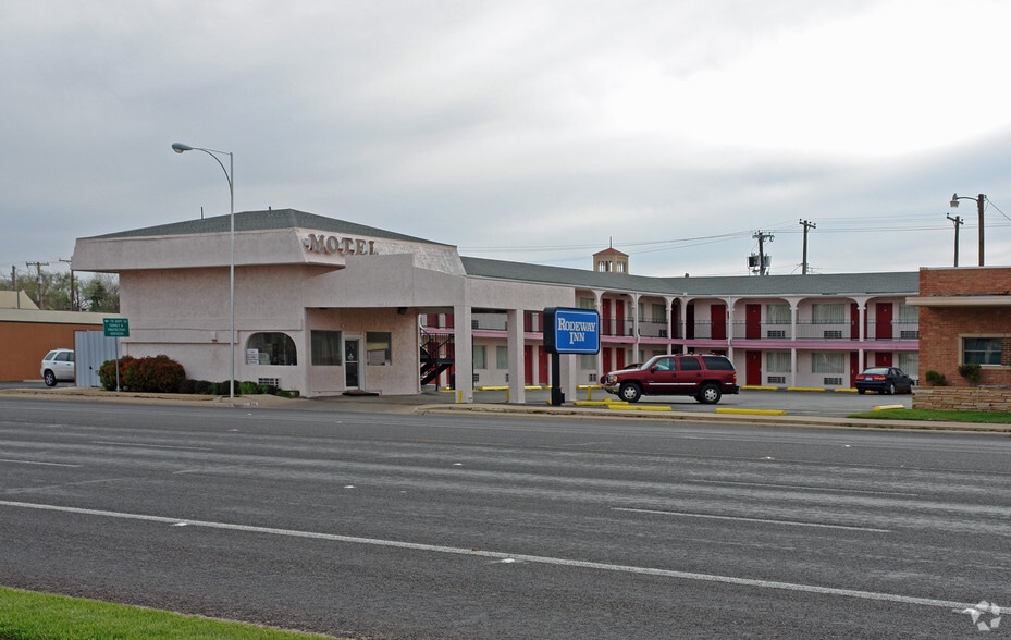 Primary Photo Of 910 Avenue Q, Lubbock Hotel For Sale