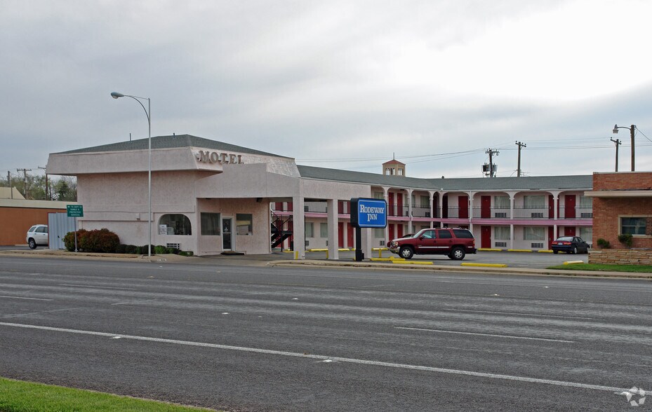 Primary Photo Of 910 Avenue Q, Lubbock Hotel For Sale