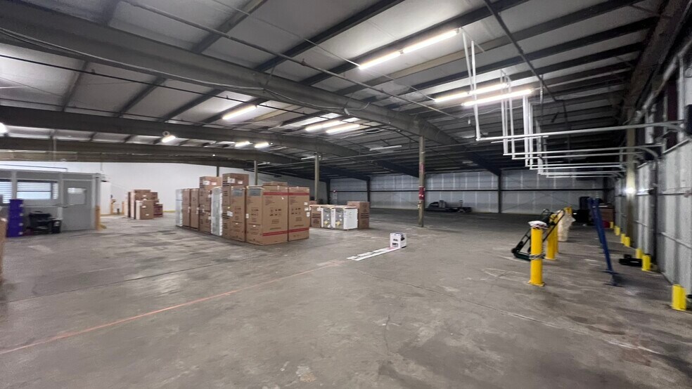 More Photos Of 6 NW Salevan Pl, Milford Warehouse For Lease